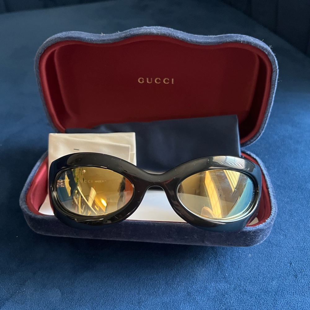Gucci Black Sunglasses with Reflective Lenses